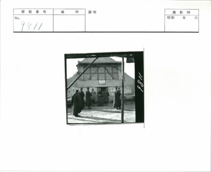 历史建筑前的交流场景.jpg