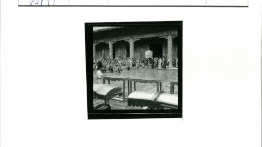 历史建筑前的人群与家具.jpg