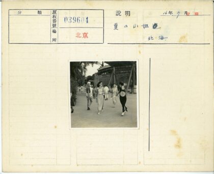 历史建筑前的人群与绿植.jpg