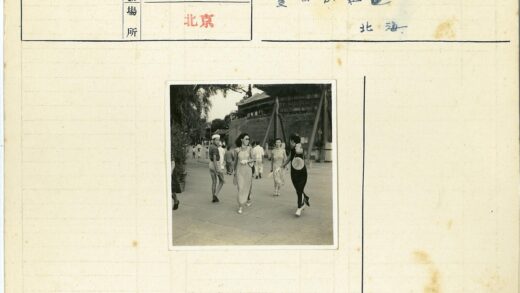 历史建筑前的人群与绿植.jpg