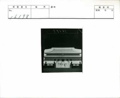 历史建筑前的人群合影.jpg