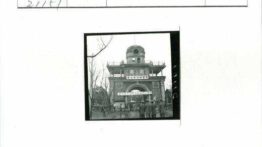 历史建筑前的人群合影.jpg