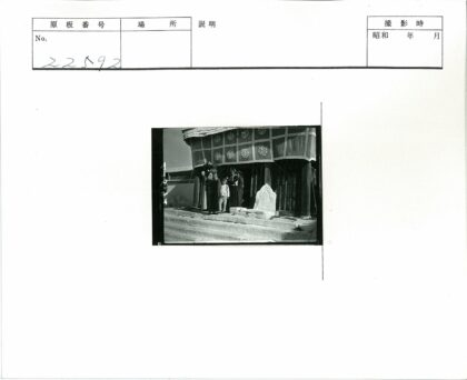 历史建筑前的人群合影.jpg