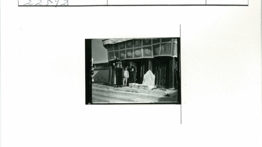 历史建筑前的人群合影.jpg