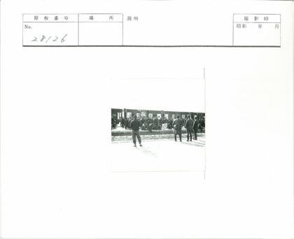 历史建筑前的人群聚集.jpg