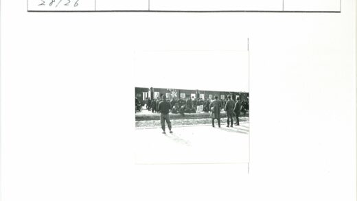 历史建筑前的人群聚集.jpg