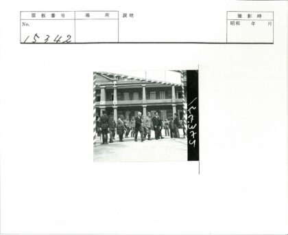 历史建筑前的军人与官员视察.jpg