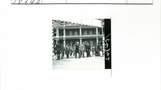 历史建筑前的军人与官员视察.jpg