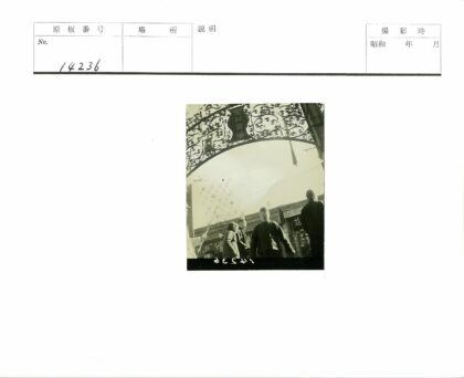 历史建筑前的华丽金属拱门.jpg