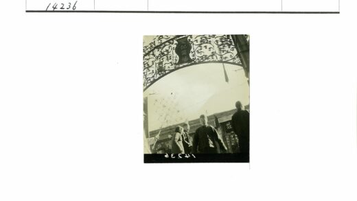 历史建筑前的华丽金属拱门.jpg