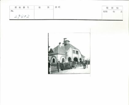 历史建筑前的合影.jpg