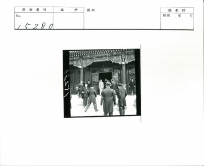 历史建筑前的正式合影.jpg