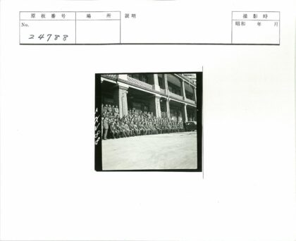历史建筑前的正式集会.jpg