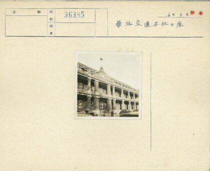 历史建筑前的街景与行人.jpg