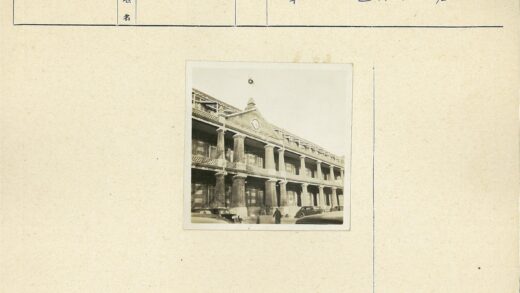 历史建筑前的街景与行人.jpg