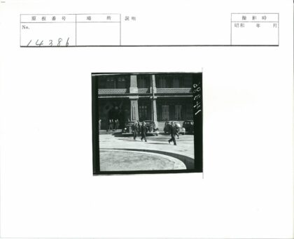 历史建筑前的集会与车辆展示.jpg