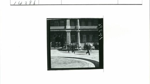 历史建筑前的集会与车辆展示.jpg