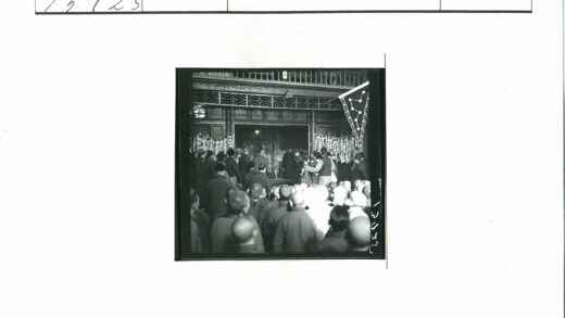 历史建筑前的集会活动.jpg