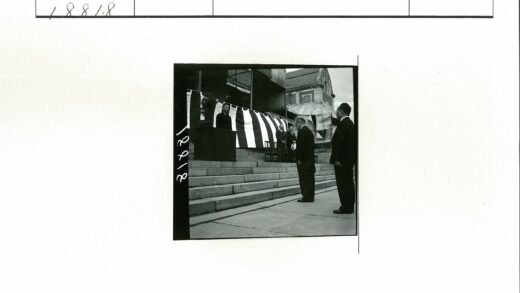 历史建筑前的集体合影.jpg