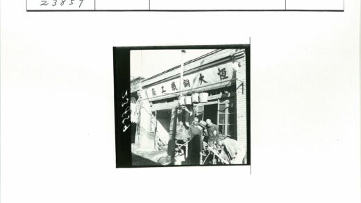 历史建筑前的集体合影.jpg