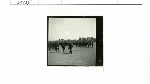 历史建筑前的集体合影.jpg
