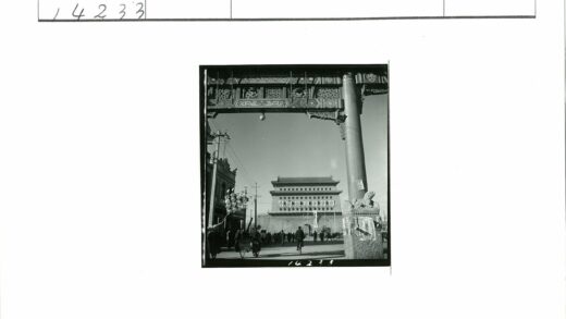 历史建筑前繁华街景.jpg
