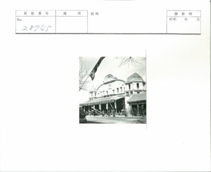历史建筑前繁华露天市场.jpg