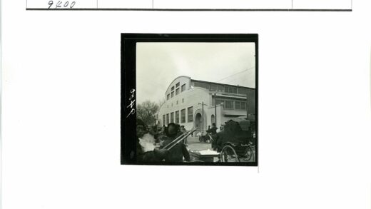 历史建筑前繁忙街景.jpg