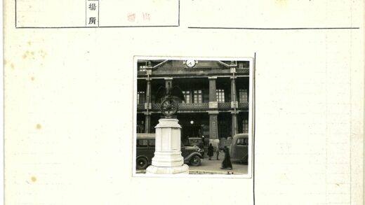 历史建筑前纪念碑与鸟雕像.jpg