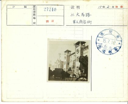 历史建筑前街景与行人.jpg