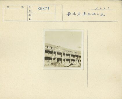 历史建筑前雕像与时钟景观.jpg