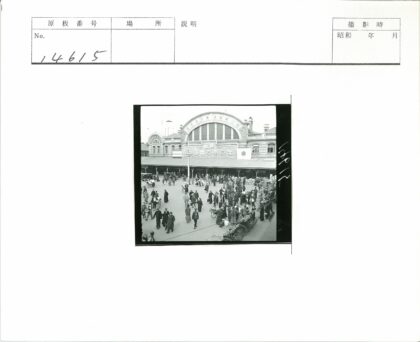 历史建筑前黄包车与汽车交汇场景.jpg