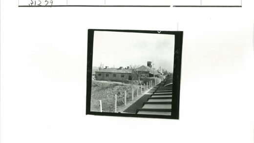 历史建筑围栏与火车车顶景观.jpg