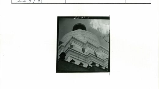 历史建筑圆顶与旗帜剪影.jpg