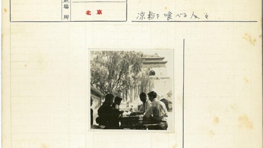 历史建筑塔楼户外聚会.jpg