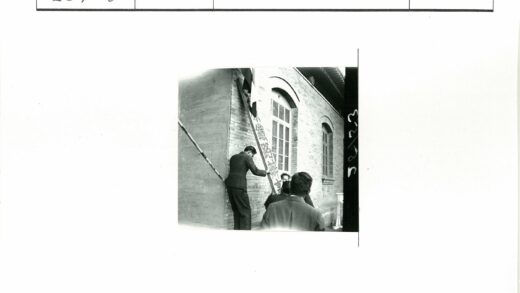 历史建筑悬挂汉字牌匾.jpg