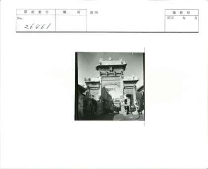 历史建筑拱门与繁华商业街景.jpg