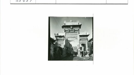 历史建筑拱门与繁华商业街景.jpg