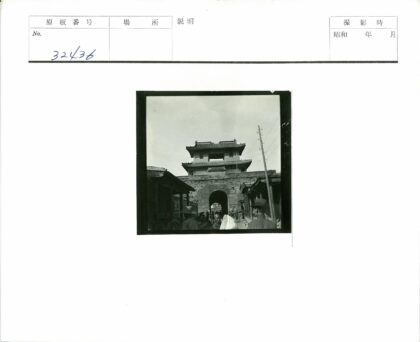 历史建筑拱门与行人街景.jpg