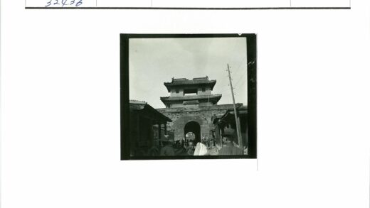 历史建筑拱门与行人街景.jpg
