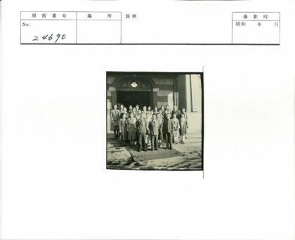 历史建筑拱门合影.jpg