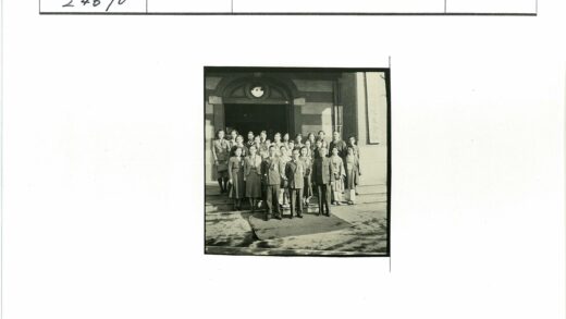 历史建筑拱门合影.jpg