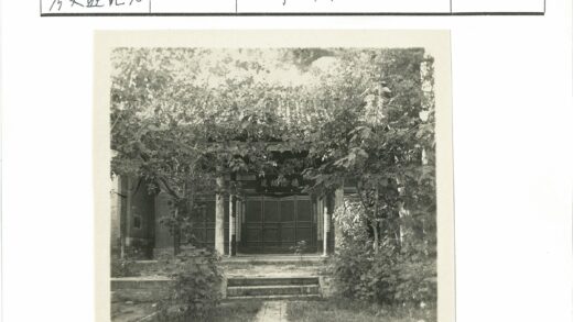 历史建筑木门绿树景观.jpg
