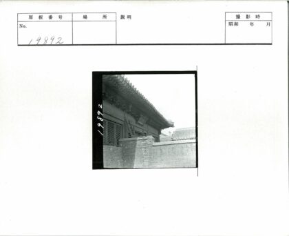 历史建筑木雕窗格与砖墙细节.jpg