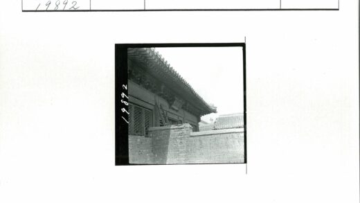 历史建筑木雕窗格与砖墙细节.jpg