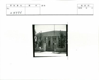 历史建筑柱廊与旗帜景观.jpg