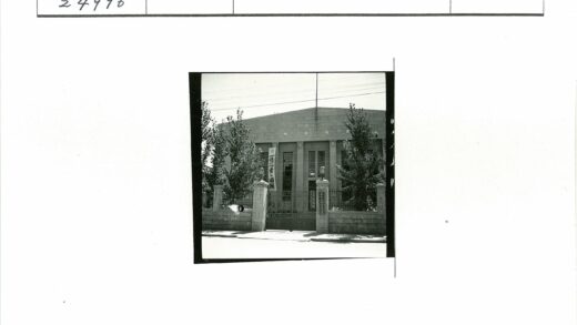 历史建筑柱廊与旗帜景观.jpg
