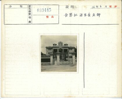 历史建筑柱廊与绿树街景.jpg