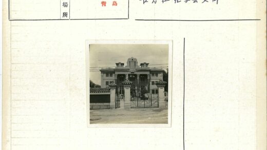 历史建筑柱廊与绿树街景.jpg