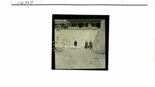 历史建筑楼梯上的三人.jpg
